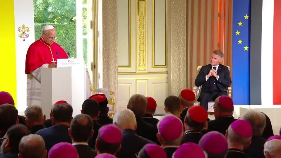 Papa Leão XIV inicia visita à França com alerta sobre inteligência artificial e defesa da imprensa